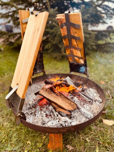 Bild von Flamm-Saibling über Buchenholz