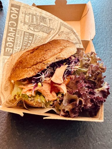 Foto eines Räucher-Saibling-Brötchens "Klabauters Rauch" (Buchweizen Brötchen)