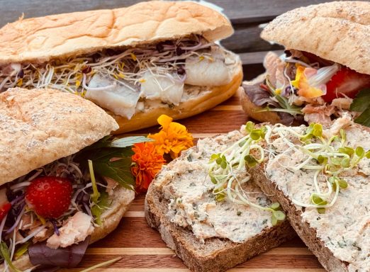 Foto verschiedener Fischbrötchen und Stullen mit Saiblings-Creme