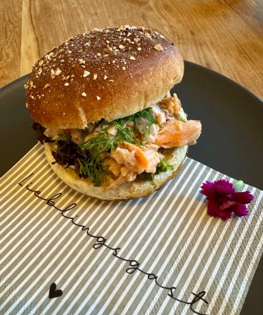 Foto eines Pulled Saibling Burgers