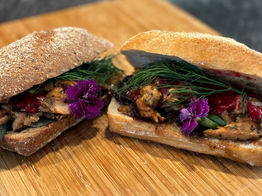 Foto von gebackenem Saibling mit rustikalem Brötchen